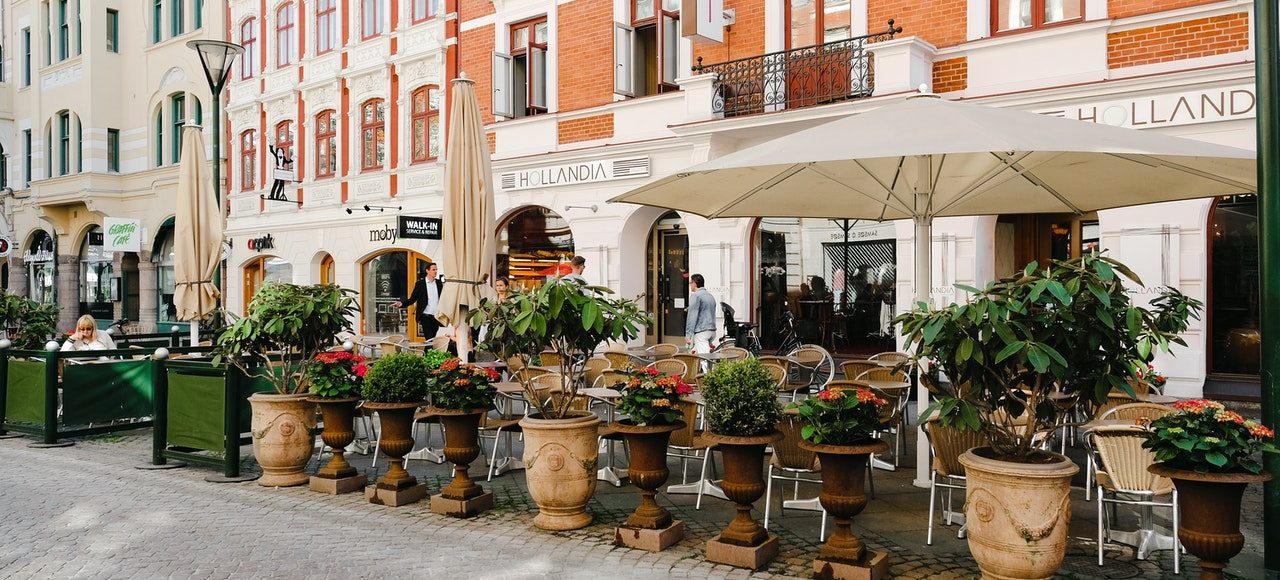 Svédországba a kávé 1674 körül érkezett meg, de az első pár évtizedben nem volt igazán közkedvelt, és csak a századforduló után vált népszerűvé az arisztokraták között. A királyi család nem osztozott e feltétlen rajongásban, s ellenszenve a kávé iránt olyannyira mély volt, hogy többször is megpróbálta különböző törvényekkel korlátozni a kávéfogyasztás, vagy végleg betiltani a kávét – 1756 és 1823 között szám szerint ötször. I. Frigyes 1746-ban kibocsátott királyi rendeletében példátlanul magas adót vetett ki a tea- és kávéfogyasztásra, és a törvényszegőket azzal büntette, hogy elkoboztatta a kávéskancsóikat. A rendelet mögött nem feltétlenül közegészségügyi aggodalom, mint inkább gazdasági és politikai érdek állt. A király tartott attól, hogy az országba beáramló töménytelen mennyiségű kávé a vetélytárs államokat gazdagítja, de attól is félt, hogy a megnövekedett kávéfogyasztás miatt megélénkült társasági élet jó alkalmat ad az arisztokráciának a konspirációra. A magas adóknak nem volt elég visszatartó ereje, ezért tíz évvel később betiltotta a kávét. A korabeli tudósok az uralkodók érdekeit tudományos eszközökkel igyekeztek alátámasztani. Carl von Linné, a svéd orvos és természettudós, 1761-ben kiadott kávéról szóló értekezésében arra figyelmeztette a svédeket, hogy a kávé különféle bélproblémákat okozhat, többek között székrekedést és aranyeret, de a szenilitást is a kávénak rója fel. Ezzel szemben a dohányzást Linné érdekes módon egészségre ártalmatlannak vélte, és a mellett érvelt, hogy az különböző betegségeket gyógyít. Talán ezek a tudományos érvek győztek meg III. Gusztáv királyt arról, hogy a kávé korai elhalálozáshoz vezet, és ezt az alattvalóinak is be akarta bizonyítani. A kísérletben, amit ma tréfásan a svédek első klinikai kísérleteként tartanak számon, egy halálraítélt ikertestvérpár vett részt, akiknek a király felajánlotta, hogy büntetésüket életfogytiglanra módosítja, ha hajlandóak elfogadni a feltételeit. Az egyiknek minden nap három csésze kávét kellett meginnia, a másiknak ugyanennyi mennyiségű teát. A király arra számított, hogy az elítélt pár nap alatt belehal majd a kávéivásba. A várakozásokkal ellentétben - és a sors furcsa fintoraként - a király halt meg először. 1792-ben meggyilkolták, feltételezhetően az intézkedéseivel elégedetlen arisztokraták konspirációja őt valóban utolérte. A királyt követte a két orvos, aki a kísérletet felügyelte, és utolsóként halt meg a kávét ivó elítélt, aki több évvel is túlélte 83 évesen elhunyt ikertestvérét. Nem csak az arisztokrácia nem fogadta jó szívvel ezeket a törvényeket, de a lakosság is elégedetlenkedett. Amikor a svéd kormány 1794-ben negyedik alkalommal tiltotta be a kávé fogyasztását, a svédek is józan eszük végéhez közeledtek. A költők verseket írtak a betiltott kávéhoz, és az emberek a törvény hatálybalépése előtti napokban az utcákon temetési szertartást rendeztek kedvenc kávéskannáiknak. Szomorúságuk talán érthető, hisz a svéd kávé kiválóságáról a korabeli utazók is lelkesedéssel számoltak be. Dr. Thomas Thomson, egy skót vegyész, elragadtatva írt a svéd kávéról, amikor 1812-ben meglátogatta az országot. Útinaplója szerint még a legszegényebb parasztházban is hozzájutottak kávéhoz, és mindig kitűnő minőségű feketével kínálták. Kevésbé volt elragadtatva a svédek teájától, ami szerinte legalább annyira élvezhetetlen volt, mint amennyire finom a kávéjuk. A svéd tea annyira rossz – írta – hogy egyik alkalommal, amikor teával kínálták, megdöbbenéssel gondolt arra, hogy a felszolgáló hölgy, talán szórakozottságában, elfeledkezett a teafűről, és csupán forró vizet töltött a csészéjébe. De nem csak az utazóknak, hanem a helyieknek is nehezére esett alternatívát találni a kávéra, bár Linné különféle javaslatokat tett a kávé helyettesítésére. Többek között azt ajánlotta, hogy a lakosság próbálkozzon őrölt pirított babot, dióféléket, vagy pirított kenyeret leforrázni, és igya azt kávé helyett. Nem meglepő, hogy a kávétilalmak idején a svédek kevésbé éltek ezekkel a megoldásokkal, és inkább megpróbálták illegálisan beszerezni a kávét, még akkor is, amikor ezzel bebörtönzésüket kockáztatták. Még ha a tiltások ellenére sikerült is a svédeknek csempészett kávét beszerezniük, a törvényeknek országszerte elég kellemetlen mellékhatásai voltak. A lakosok nem szoktak rá a Linné által javasolt forrázott babra, de egyre inkább rászoktak a nyilvános szeszfőzdékre. Minden királyi óhaj ellenére, a kávé tiltása nem csak a kereskedelmet nem lendített fel, de a lakosság elszegényedéséhez és elzülléséhez is vezetett, ezért 1822-ben az ötödik tiltó törvényt is visszavonták, és végleg legálissá vált a kávéfogyasztás. Pár év múlva Svédország a világ vezető kávéfogyasztói közé emelkedett, s talán ez annak volt köszönhető, hogy a svédek, közel egy évszázadnyi megpróbáltatás után, örömmel tértek vissza kedvenc italukhoz, s nem kellett többé attól tartaniuk, hogy valaha is betiltják a kávét.