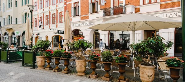 Svédországba a kávé 1674 körül érkezett meg, de az első pár évtizedben nem volt igazán közkedvelt, és csak a századforduló után vált népszerűvé az arisztokraták között. A királyi család nem osztozott e feltétlen rajongásban, s ellenszenve a kávé iránt olyannyira mély volt, hogy többször is megpróbálta különböző törvényekkel korlátozni a kávéfogyasztás, vagy végleg betiltani a kávét – 1756 és 1823 között szám szerint ötször. I. Frigyes 1746-ban kibocsátott királyi rendeletében példátlanul magas adót vetett ki a tea- és kávéfogyasztásra, és a törvényszegőket azzal büntette, hogy elkoboztatta a kávéskancsóikat. A rendelet mögött nem feltétlenül közegészségügyi aggodalom, mint inkább gazdasági és politikai érdek állt. A király tartott attól, hogy az országba beáramló töménytelen mennyiségű kávé a vetélytárs államokat gazdagítja, de attól is félt, hogy a megnövekedett kávéfogyasztás miatt megélénkült társasági élet jó alkalmat ad az arisztokráciának a konspirációra. A magas adóknak nem volt elég visszatartó ereje, ezért tíz évvel később betiltotta a kávét. A korabeli tudósok az uralkodók érdekeit tudományos eszközökkel igyekeztek alátámasztani. Carl von Linné, a svéd orvos és természettudós, 1761-ben kiadott kávéról szóló értekezésében arra figyelmeztette a svédeket, hogy a kávé különféle bélproblémákat okozhat, többek között székrekedést és aranyeret, de a szenilitást is a kávénak rója fel. Ezzel szemben a dohányzást Linné érdekes módon egészségre ártalmatlannak vélte, és a mellett érvelt, hogy az különböző betegségeket gyógyít. Talán ezek a tudományos érvek győztek meg III. Gusztáv királyt arról, hogy a kávé korai elhalálozáshoz vezet, és ezt az alattvalóinak is be akarta bizonyítani. A kísérletben, amit ma tréfásan a svédek első klinikai kísérleteként tartanak számon, egy halálraítélt ikertestvérpár vett részt, akiknek a király felajánlotta, hogy büntetésüket életfogytiglanra módosítja, ha hajlandóak elfogadni a feltételeit. Az egyiknek minden nap három csésze kávét kellett meginnia, a másiknak ugyanennyi mennyiségű teát. A király arra számított, hogy az elítélt pár nap alatt belehal majd a kávéivásba. A várakozásokkal ellentétben - és a sors furcsa fintoraként - a király halt meg először. 1792-ben meggyilkolták, feltételezhetően az intézkedéseivel elégedetlen arisztokraták konspirációja őt valóban utolérte. A királyt követte a két orvos, aki a kísérletet felügyelte, és utolsóként halt meg a kávét ivó elítélt, aki több évvel is túlélte 83 évesen elhunyt ikertestvérét. Nem csak az arisztokrácia nem fogadta jó szívvel ezeket a törvényeket, de a lakosság is elégedetlenkedett. Amikor a svéd kormány 1794-ben negyedik alkalommal tiltotta be a kávé fogyasztását, a svédek is józan eszük végéhez közeledtek. A költők verseket írtak a betiltott kávéhoz, és az emberek a törvény hatálybalépése előtti napokban az utcákon temetési szertartást rendeztek kedvenc kávéskannáiknak. Szomorúságuk talán érthető, hisz a svéd kávé kiválóságáról a korabeli utazók is lelkesedéssel számoltak be. Dr. Thomas Thomson, egy skót vegyész, elragadtatva írt a svéd kávéról, amikor 1812-ben meglátogatta az országot. Útinaplója szerint még a legszegényebb parasztházban is hozzájutottak kávéhoz, és mindig kitűnő minőségű feketével kínálták. Kevésbé volt elragadtatva a svédek teájától, ami szerinte legalább annyira élvezhetetlen volt, mint amennyire finom a kávéjuk. A svéd tea annyira rossz – írta – hogy egyik alkalommal, amikor teával kínálták, megdöbbenéssel gondolt arra, hogy a felszolgáló hölgy, talán szórakozottságában, elfeledkezett a teafűről, és csupán forró vizet töltött a csészéjébe. De nem csak az utazóknak, hanem a helyieknek is nehezére esett alternatívát találni a kávéra, bár Linné különféle javaslatokat tett a kávé helyettesítésére. Többek között azt ajánlotta, hogy a lakosság próbálkozzon őrölt pirított babot, dióféléket, vagy pirított kenyeret leforrázni, és igya azt kávé helyett. Nem meglepő, hogy a kávétilalmak idején a svédek kevésbé éltek ezekkel a megoldásokkal, és inkább megpróbálták illegálisan beszerezni a kávét, még akkor is, amikor ezzel bebörtönzésüket kockáztatták. Még ha a tiltások ellenére sikerült is a svédeknek csempészett kávét beszerezniük, a törvényeknek országszerte elég kellemetlen mellékhatásai voltak. A lakosok nem szoktak rá a Linné által javasolt forrázott babra, de egyre inkább rászoktak a nyilvános szeszfőzdékre. Minden királyi óhaj ellenére, a kávé tiltása nem csak a kereskedelmet nem lendített fel, de a lakosság elszegényedéséhez és elzülléséhez is vezetett, ezért 1822-ben az ötödik tiltó törvényt is visszavonták, és végleg legálissá vált a kávéfogyasztás. Pár év múlva Svédország a világ vezető kávéfogyasztói közé emelkedett, s talán ez annak volt köszönhető, hogy a svédek, közel egy évszázadnyi megpróbáltatás után, örömmel tértek vissza kedvenc italukhoz, s nem kellett többé attól tartaniuk, hogy valaha is betiltják a kávét.